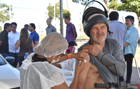 Primeiro drive-trhu de vacinação contra a gripe em Goiás segue até quinta-feira, 30, em Aparecida